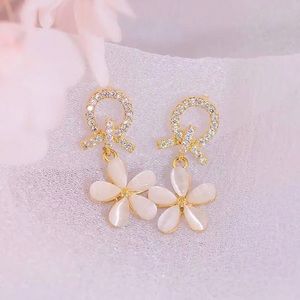 NEW Dainty Opal Shell Daisy Floral Earrings 14k Gold Plated Simulated Diamonds